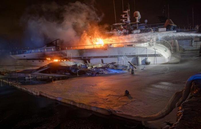 Drei Yachten wurden in einem Yachthafen in den nördlichen Bezirken durch einen Brand zerstört