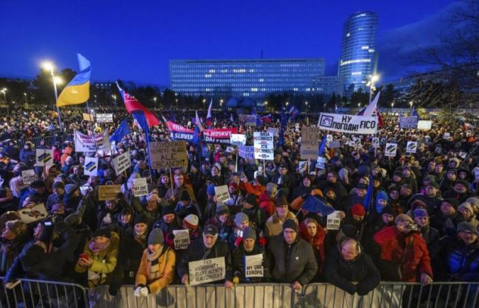 Tausende Slowaken demonstrieren gegen die pro-Moskau-Politik von Robert Fico