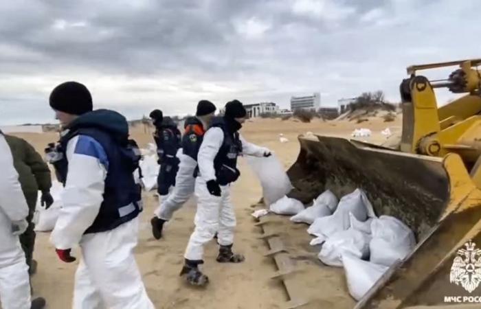 Ölpest in Russland | In einem der gestrandeten Tanker wurde ein neues Heizölleck entdeckt