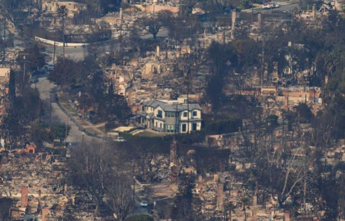 Schutt und Asche … Waldbrände verwandeln Los Angeles in etwas, das wie ein Kriegsgebiet aussieht | Nachricht