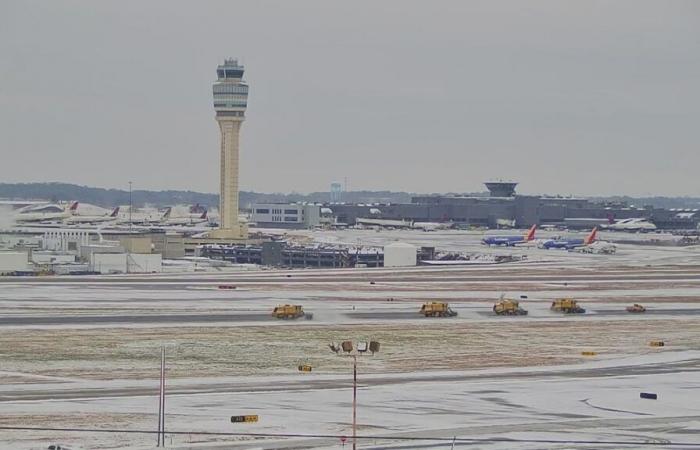 Flugannullierungen am Flughafen Atlanta verzögern sich aufgrund von Schnee und Winterwetter