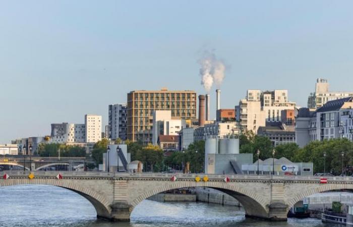 In Paris ein Holzturm am Rande der Ringstraße