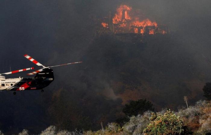 Feuerwehrleute kämpfen immer noch gegen die Flammen, da sie befürchten, dass erneut starker Wind aufkommen könnte