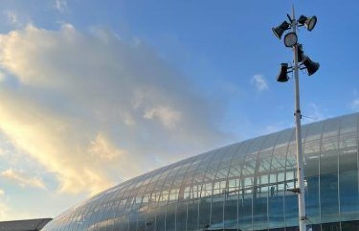 Am Bahnhof kam es gerade zu einem heftigen Unfall zwischen zwei Straßenbahnen