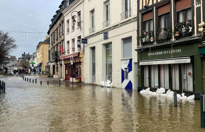 ein Sturzbach in den Straßen von Gisors, eine beispiellose Überschwemmung