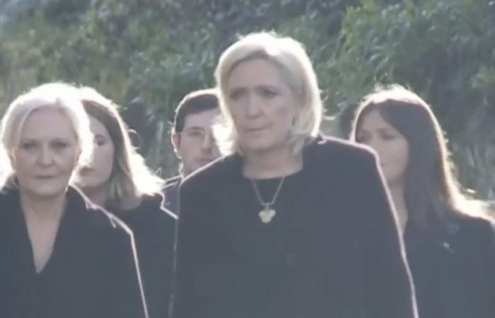 Marine Le Pen, ihr Gesicht gezeichnet und von ihren Kindern und ihrer Schwester Marie-Caroline umgeben, als sie in der Kirche ankam