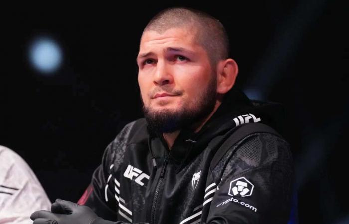 Khabib gibt gestern eine Erklärung dazu ab, dass Frontier ihn aus dem Flugzeug wirft