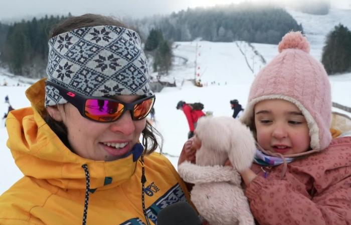 Mit 4 Jahren genießt Lou, ein kleines Mädchen mit einer Behinderung, die Freuden des alpinen Skifahrens … mit ihrem Kuscheltier