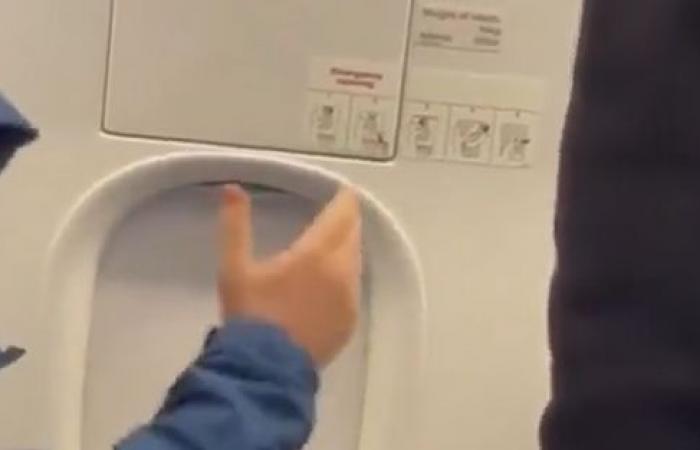 Video: Khabib Nurmagomedov wurde nach Streit am Ausgang aus dem Flugzeug entfernt