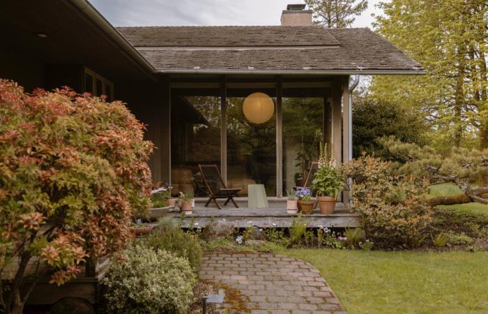 Ein prächtiges, von einem Architekten entworfenes Holzhaus, umgeben von viel Grün in Portland