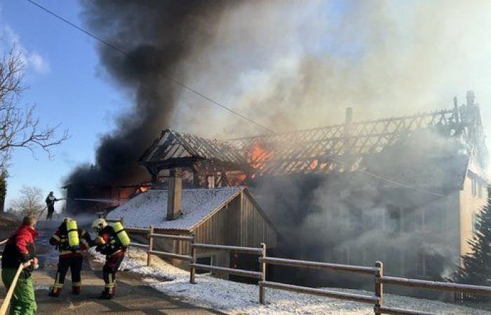 Feuer eines Landmannes in Peney-le-Jorat, in der Gemeinde Jorat-Menthue