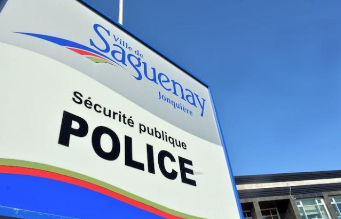 Eine Frau greift die Polizei in Saguenay an