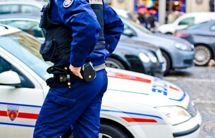 Polizist wurde strafrechtlich verfolgt, weil er einen mit Handschellen gefesselten Mann zu Tode geprügelt hatte