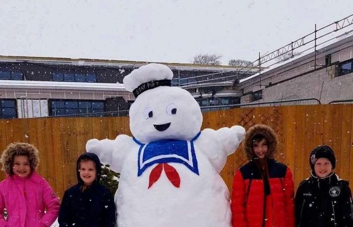 Nessie, Darth Vader und Ghostbusters Stay Puft Marshmallow Man unter den Schneemannkreationen von Mama in Blackburn, West Lothian; Der Bau des Monsters von Loch Ness dauerte drei Stunden