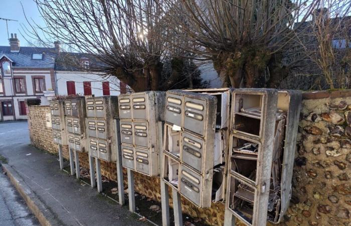 Ein verrücktes Auto richtet in dieser Kleinstadt in Orne Schäden an