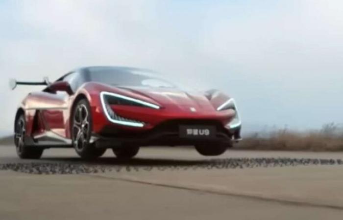 Dieses unbemannte Hyperauto springt mit mehr als 120 km/h über Hindernisse, die ihm im Weg stehen!