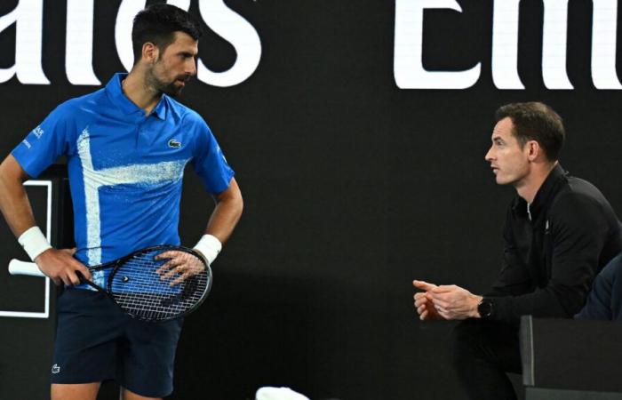 Bilder von Novak Djokovic, der im gesamten Spiel von Andy Murray trainiert wird