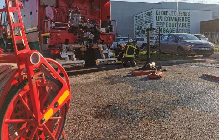 Die Schokoladenfabrik Ethiquable wird nach einem Brand evakuiert, ein Feuerwehrmann wird bei dem Einsatz verletzt