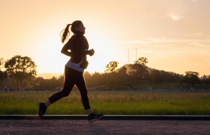 Eine Mutter wurde beim Joggen mit einem Messer angegriffen, der Angreifer noch auf der Flucht: Was wir über den Fall wissen