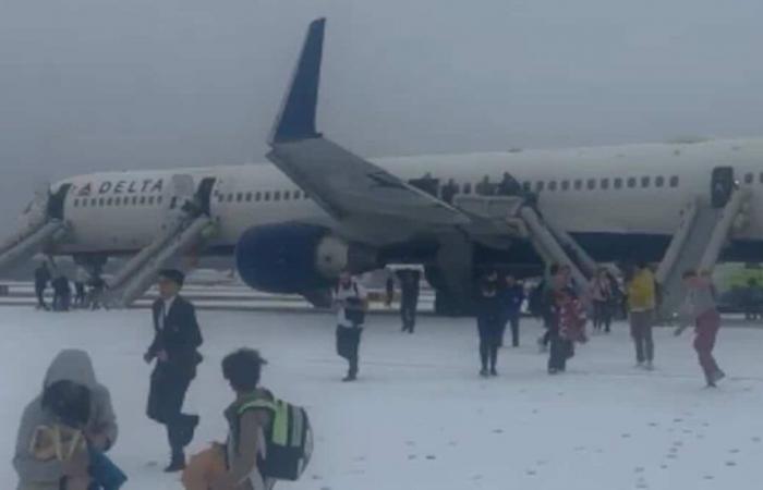 201 Boeing-Passagiere mussten durch Ausrutschen auf dem Rollfeld evakuiert werden