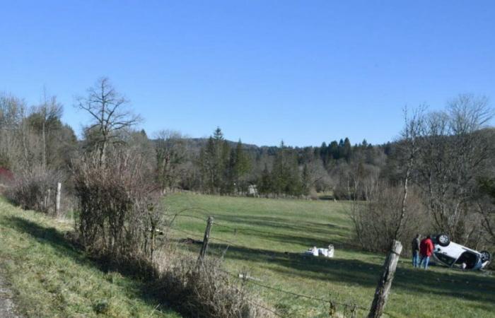 Sein Auto überschlägt sich und landet auf einem Feld