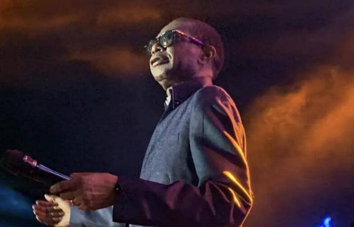 Youssou Ndour würdigt seine Frau während des Großen Balls in Gambia