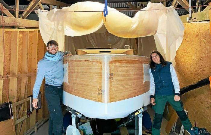 In Lorient nimmt das Bambussegelboot von Marine und François Gestalt an