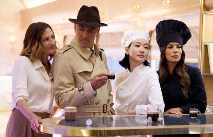 Ausgeschlossen. George Clooney sucht in der neuen Nespresso-Kampagne zusammen mit Eva Longoria, Camille Cottin und Kim Go Eun nach verlorenem Kaffee