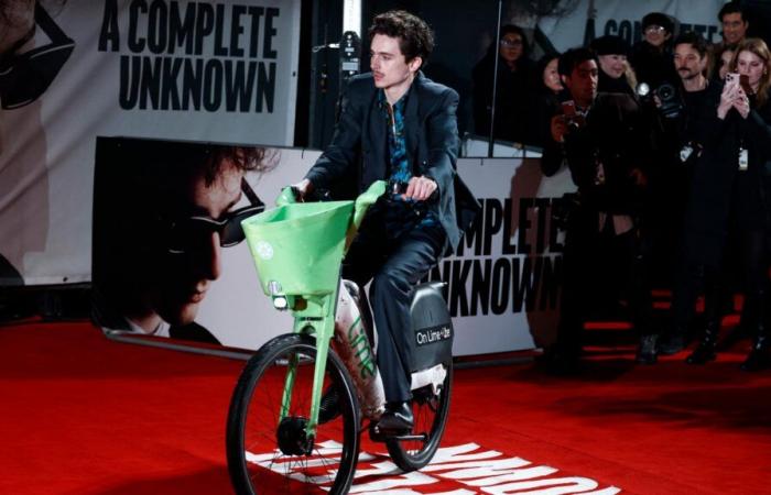 Timothée Chalamet kommt mit einem Elektrofahrrad auf dem roten Teppich in London an, hier ist der Grund