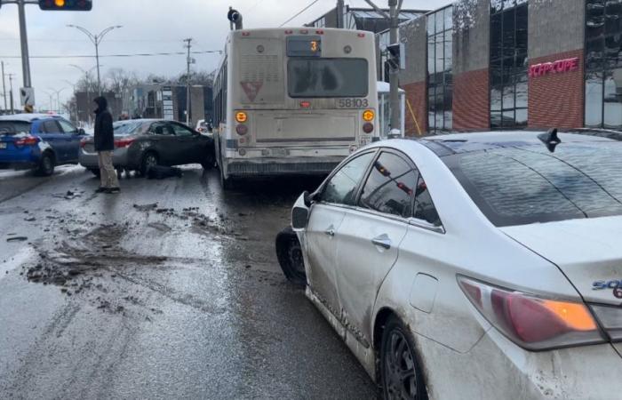 Unfall mit einem Stadtbus und Autos in Sherbrooke