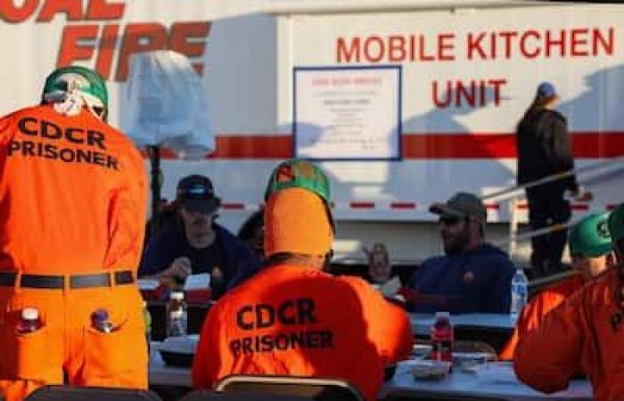 IN BILDERN | Brände in Los Angeles: Der Strand von Malibu verwandelt sich in ein Dorf für Feuerwehrleute