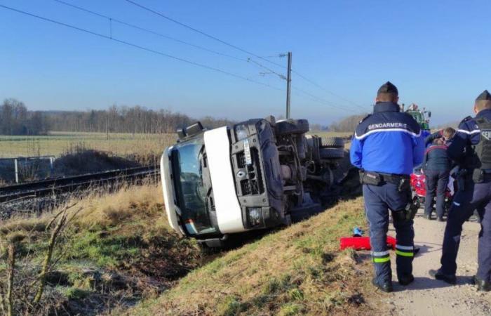 Meurthe-et-Moselle. Ein Lastwagen voller Gülle liegt im Graben bei Baccarat