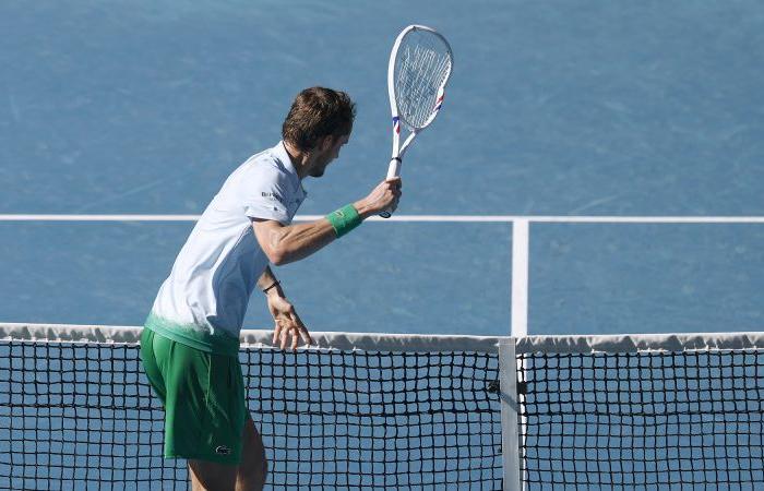 Daniil Medvedev zerstört bei hartem Sieg bei den Australian Open die am Netz befestigte Kamera