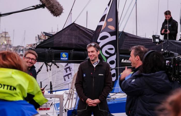 Der französische Skipper Charlie Dalin gewinnt das Rennen und bricht den Rekord