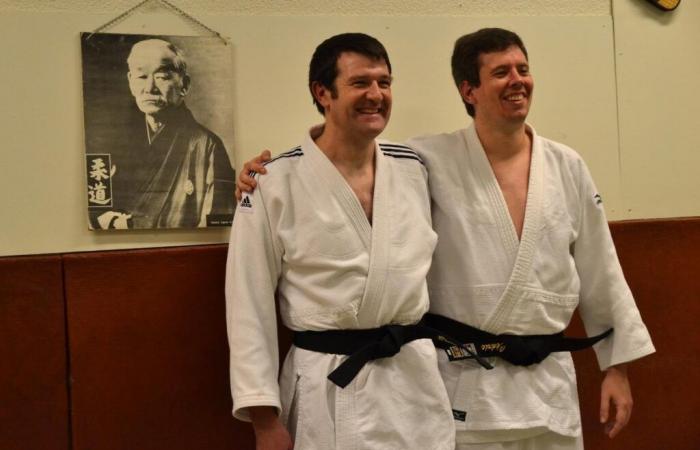 zwei neue schwarze Gürtel im Dojo Beutrois, „die ersten im Club seit 2014“