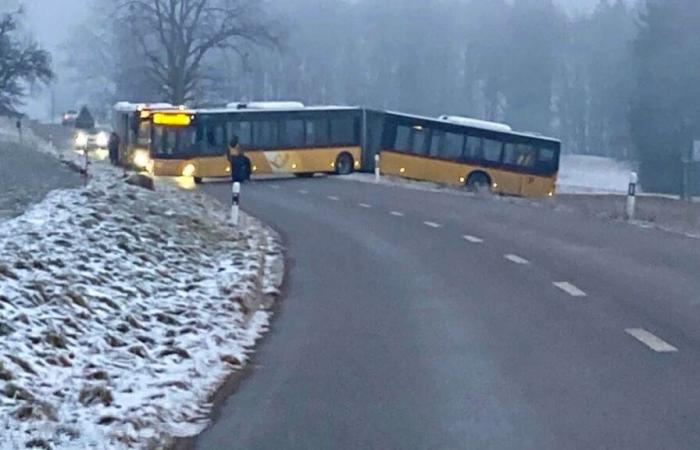 Passagiere zu Fuß wegen blockiertem Postauto