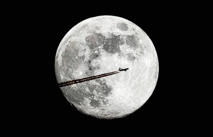 Aus Plouvien fängt ein Amateurfotograf die Begegnung zwischen einem Flugzeug und dem Mond ein