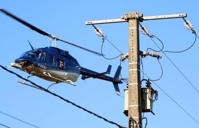 an Bord des Hubschraubers, der das Stromnetz für Enedis überwacht