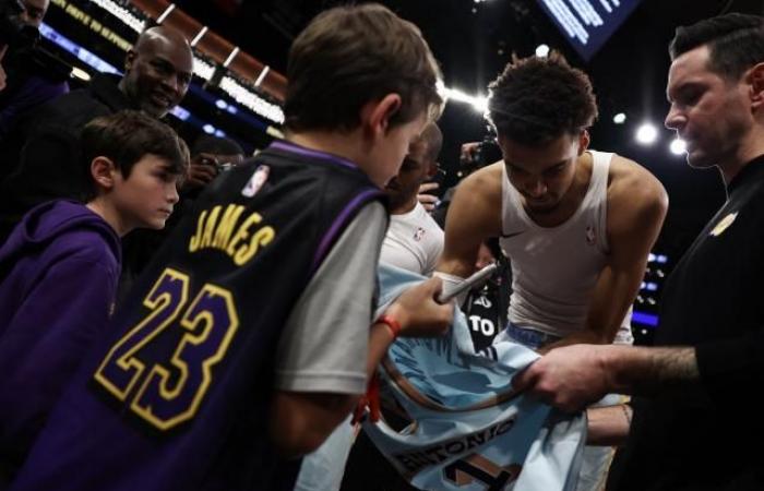 Chris Paul und Victor Wembanyama bieten ihre Trikots den Kindern von JJ Redick an, die vom Palisades-Brand in Los Angeles betroffen waren