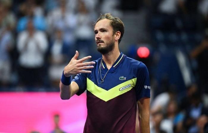 Der Schläger heizt sich auf, als der dreimalige Australian-Open-Finalist nach seiner schlechten Leistung frustriert zuschlägt