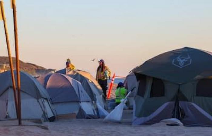 IN BILDERN | Brände in Los Angeles: Der Strand von Malibu verwandelt sich in ein Dorf für Feuerwehrleute