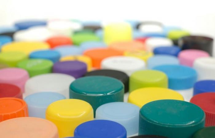 In Europa ist recyceltes Plastik mehr wert als neues Plastik, und der Übeltäter ist ein alter Bekannter: die Deckelrichtlinie