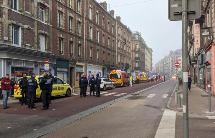 Ein Transporter mäht drei Fahrräder nieder und flüchtet