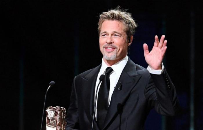 Betrogen von … einem falschen Brad Pitt, geht dieses Betrugsopfer seit einem Bericht über ihn durch die Hölle: Der Sender ergreift energische Maßnahmen