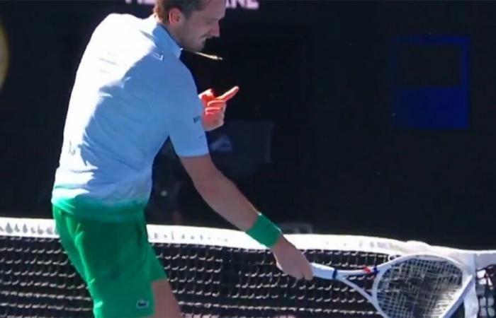 Daniil Medvedev verliert während des Spiels der Australian Open die Beherrschung