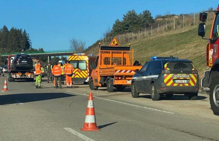 eine Person in absoluter Notlage nach einer Kollision zwischen drei Fahrzeugen auf der RN88