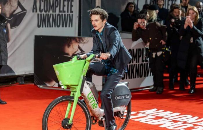 [À VOIR] Timothée Chalamet kommt mit dem Fahrrad auf den roten Teppich des Films „A Perfect Stranger“