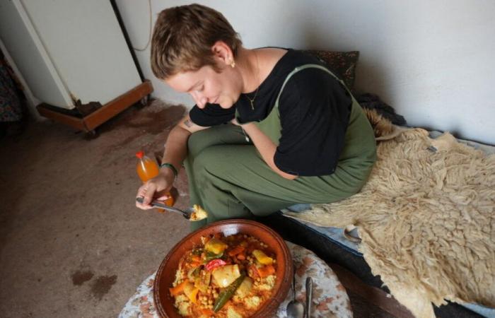 Chloé geht mit ihrem Rucksack zum Kochen