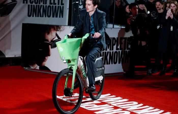 Als Timothée Chalamet mit einem Londoner „Vélib“ auf dem roten Teppich von „A Perfect Unknown“ ankommt