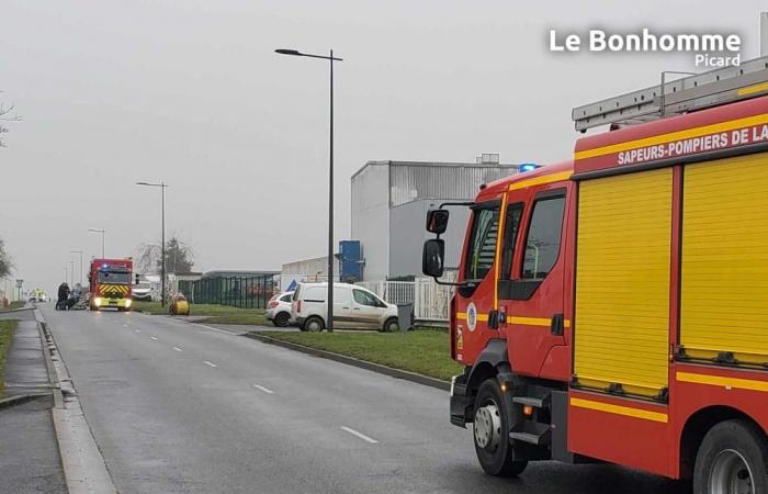 Eine Granate explodiert und lässt einen leicht verletzten Menschen in Moreuil zurück